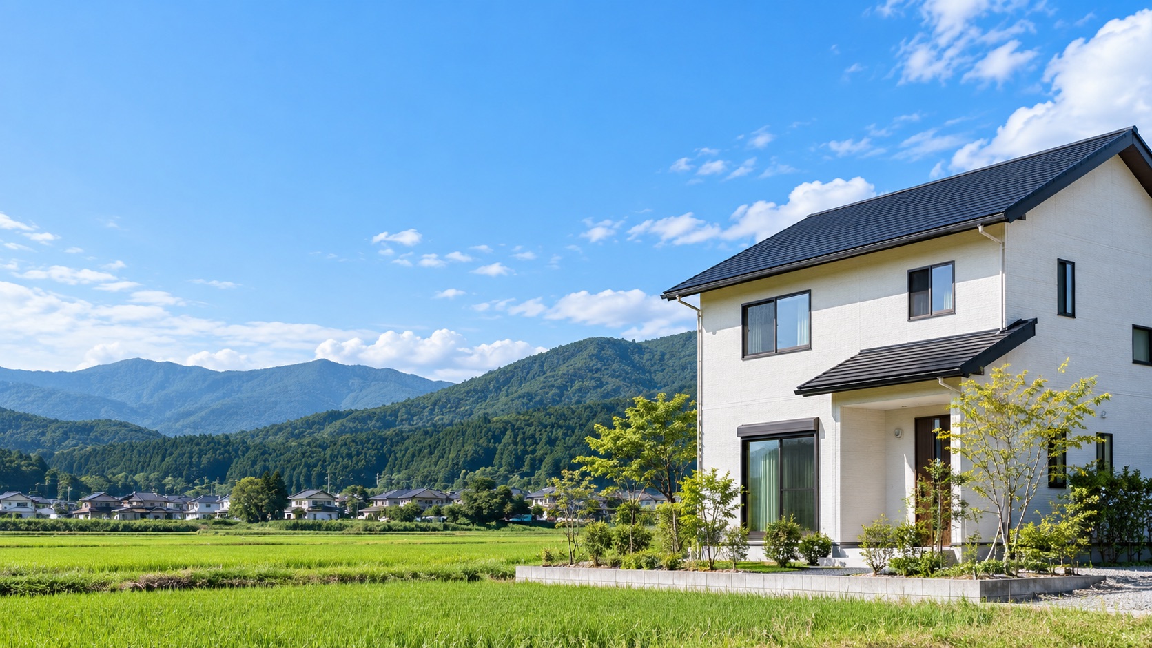 山並みと田園風景に囲まれた住宅（福井の地域風景イメージ）